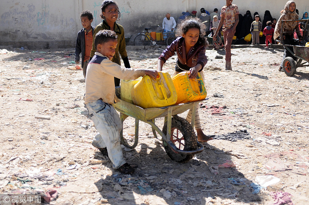 也门萨那，民众领取救济水源.jpg