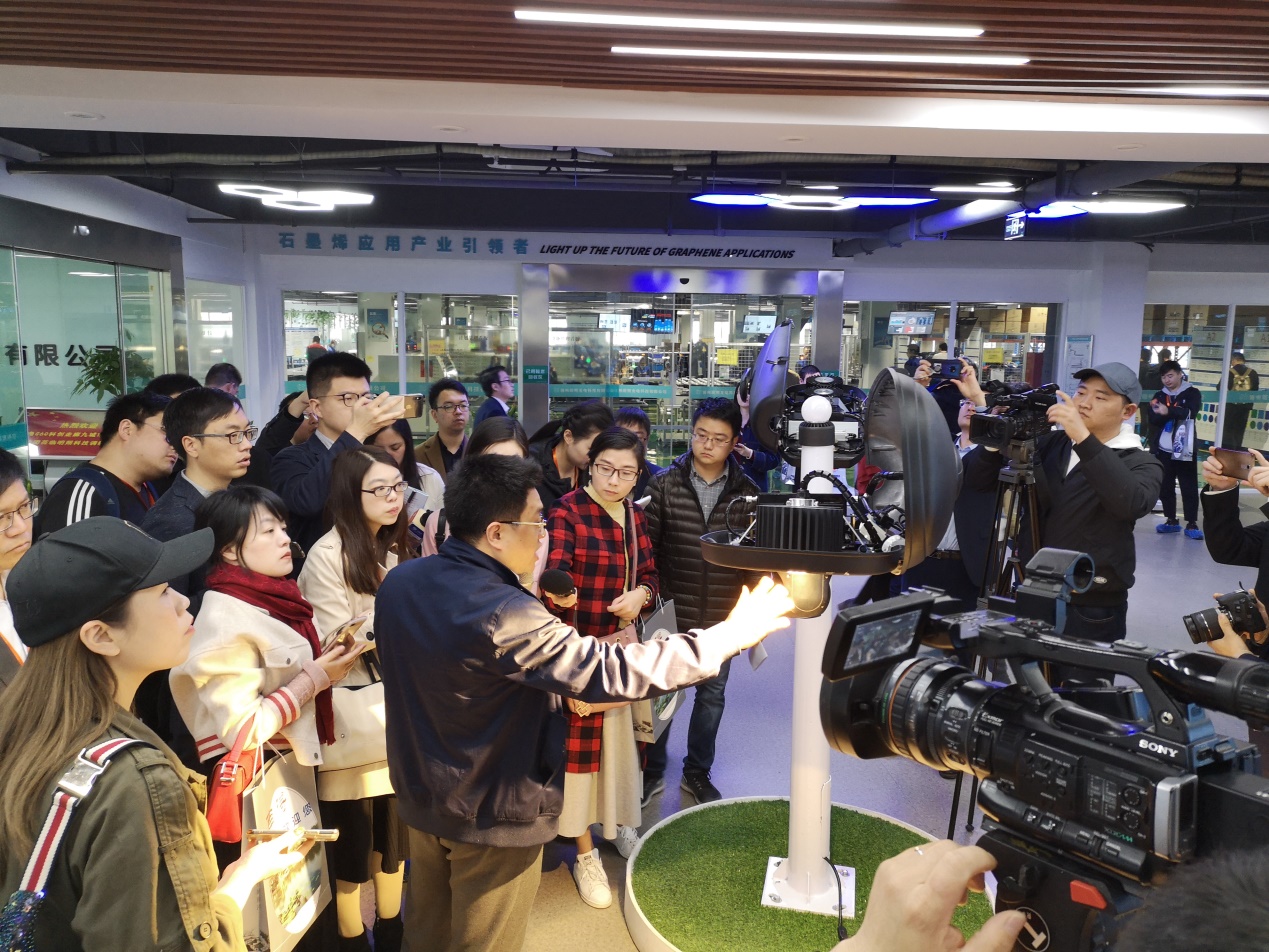 新华社等央地媒体百人采访团到访东旭光电子公司明朔科技