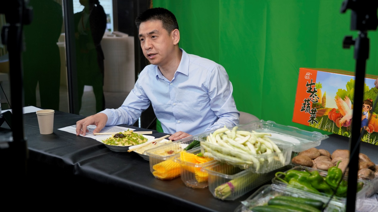推介会当天,永倍达总裁王纪伟亲自担任主播,向消费者推介洋县有机蔬果