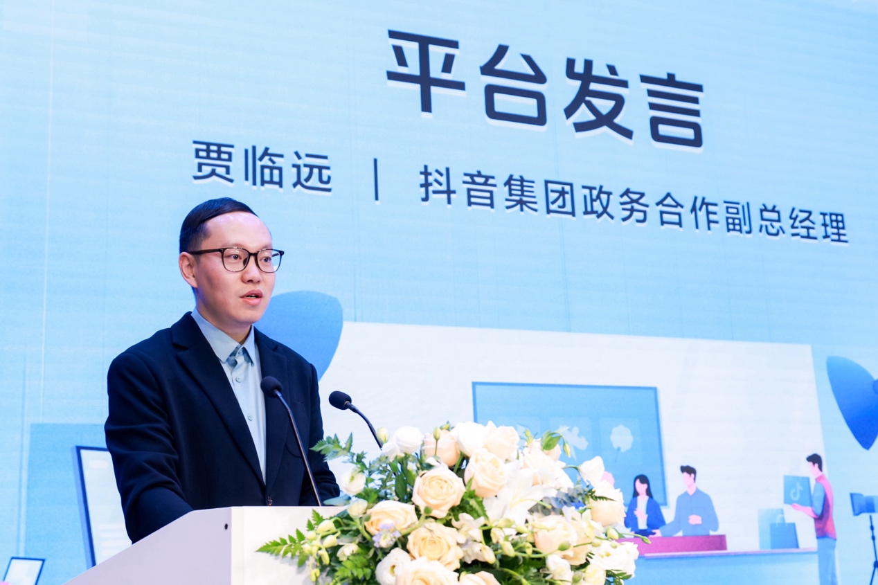 桌子上有人的照片上写着字

描述已自动生成