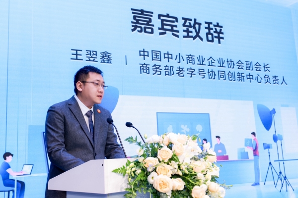 男人和女人在桌子前摆拍

低可信度描述已自动生成