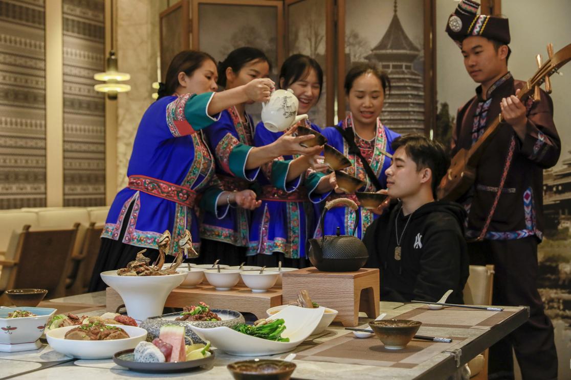 A group of people in traditional clothing

AI-generated content may be incorrect.