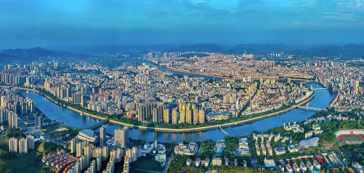 一江两岸展新貌，发展气象焕生机