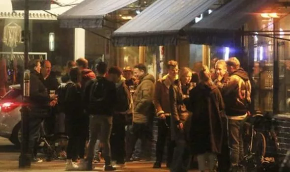 Punters-crowd-outside-pubs-HOURS-after-Boris-puts-capital-in-Tier-4-1374933.jpg