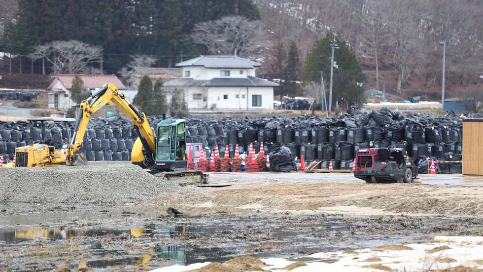 日本福岛县内装有被污染废物堆积的黑袋.jpg