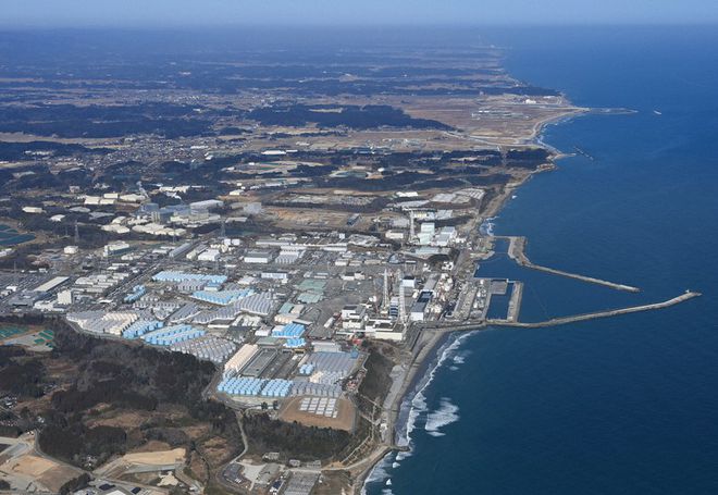 福岛核电站旁边建造储存核废水的水箱 图源：每日新闻.jpg