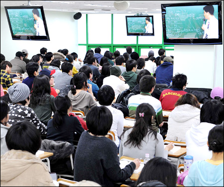 在鹭梁津学习公务员考试的韩国青年们.jpg