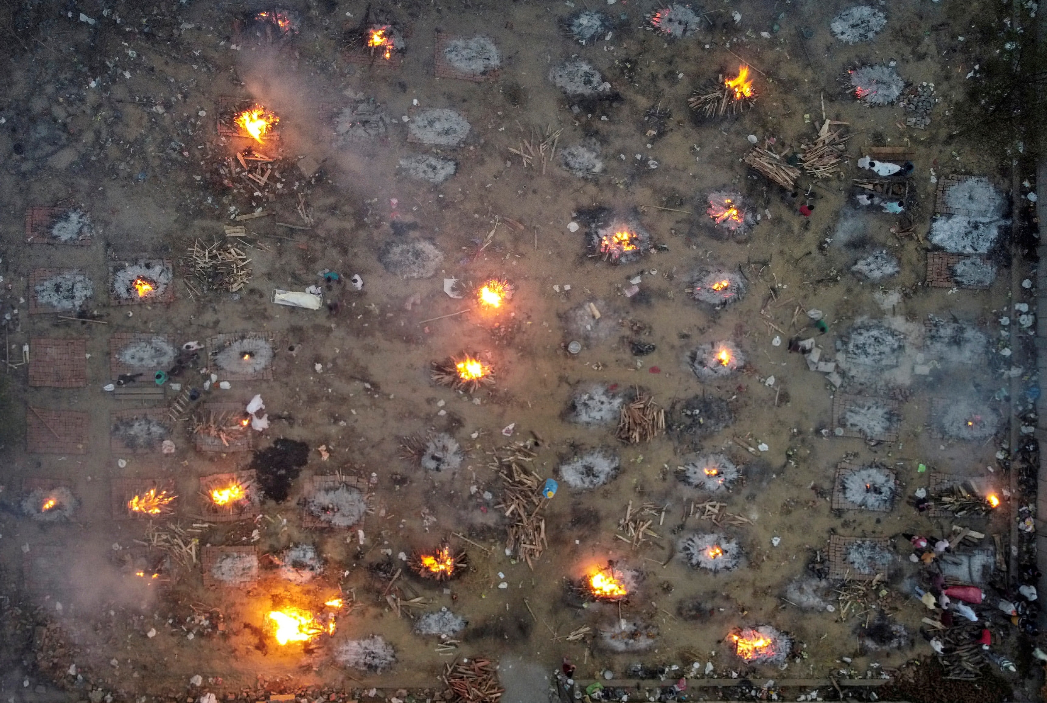 路透社摄影队从上空拍摄到的火葬场图片.jpg