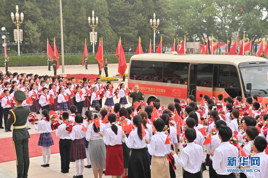 “七一勋章”获得者抵达人民大会堂.jpg