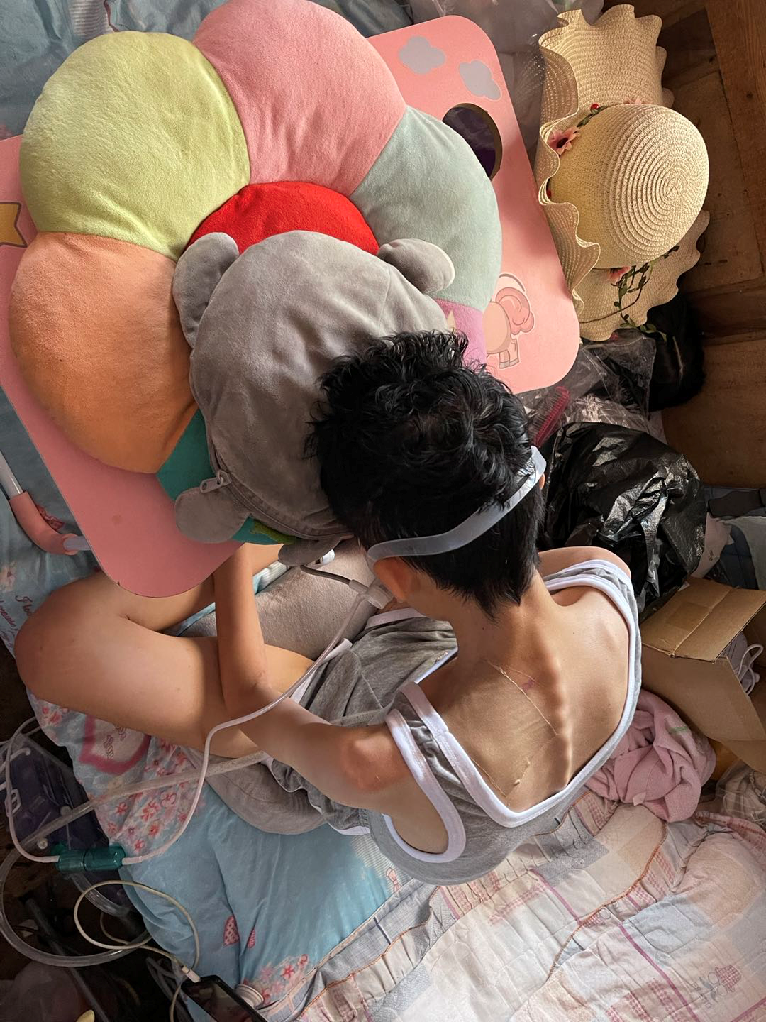 李云芳趴在床桌上.png