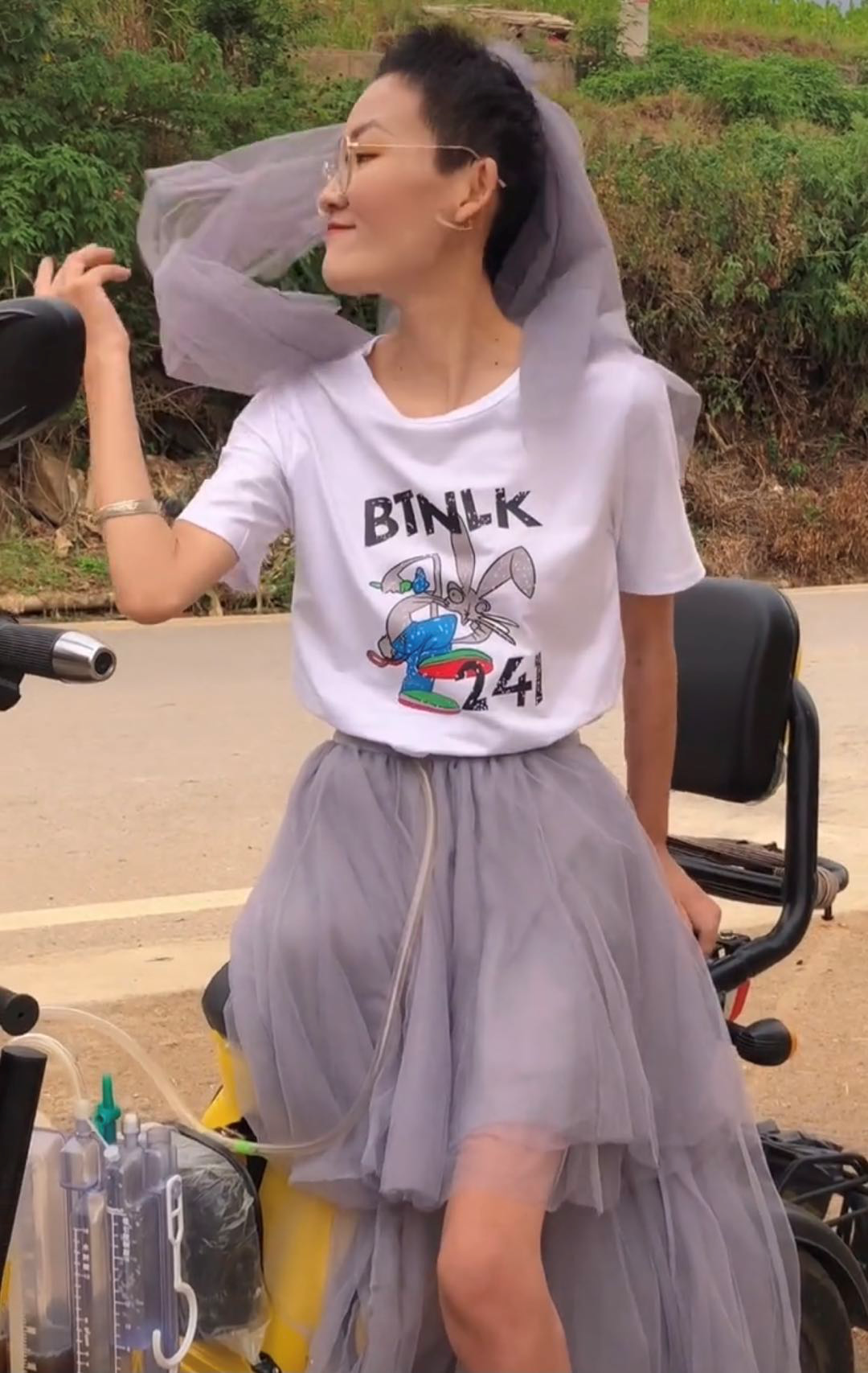 李云芳穿自制婚纱.png